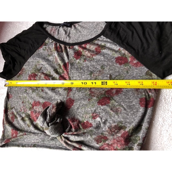 Love Culture Short Sleeves Knot Front Crop Top - Picture 4 of 4